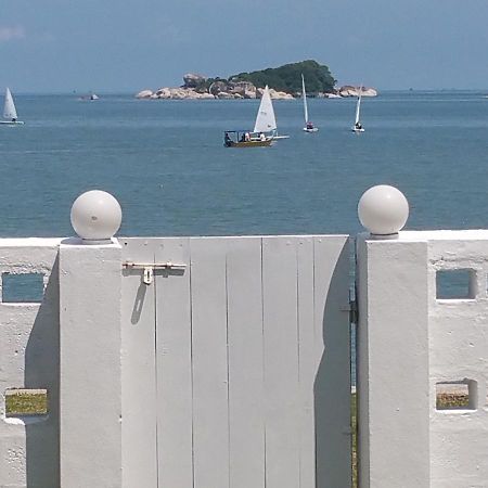 G&T'S Beach Front Villa Танджунг Бунга Екстериор снимка