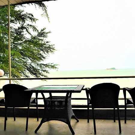 G&T'S Beach Front Villa Танджунг Бунга Екстериор снимка