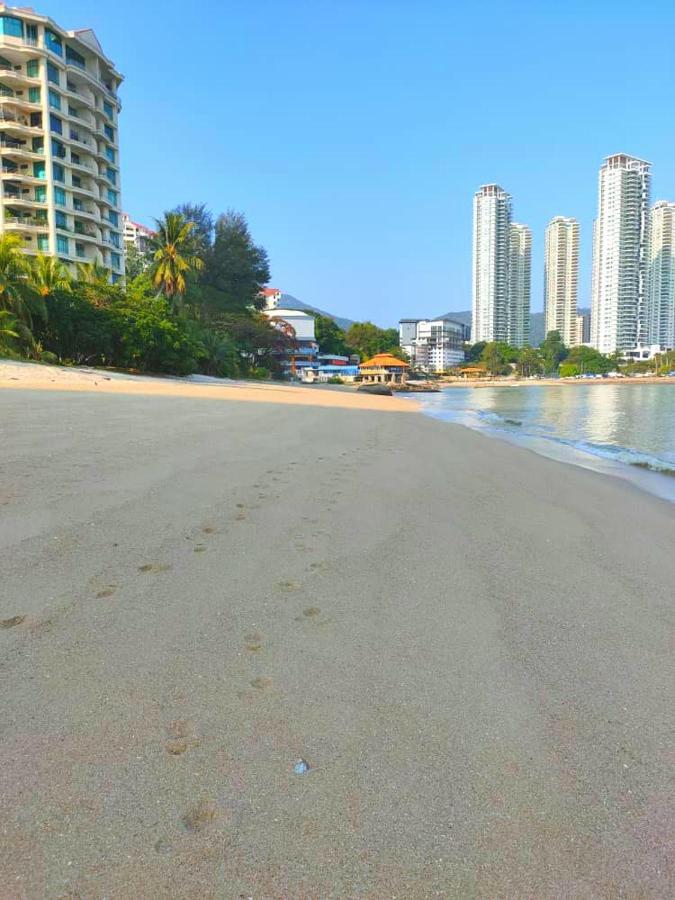 G&T'S Beach Front Villa Танджунг Бунга Екстериор снимка