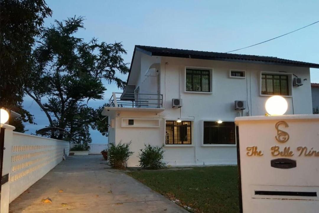 G&T'S Beach Front Villa Танджунг Бунга Екстериор снимка