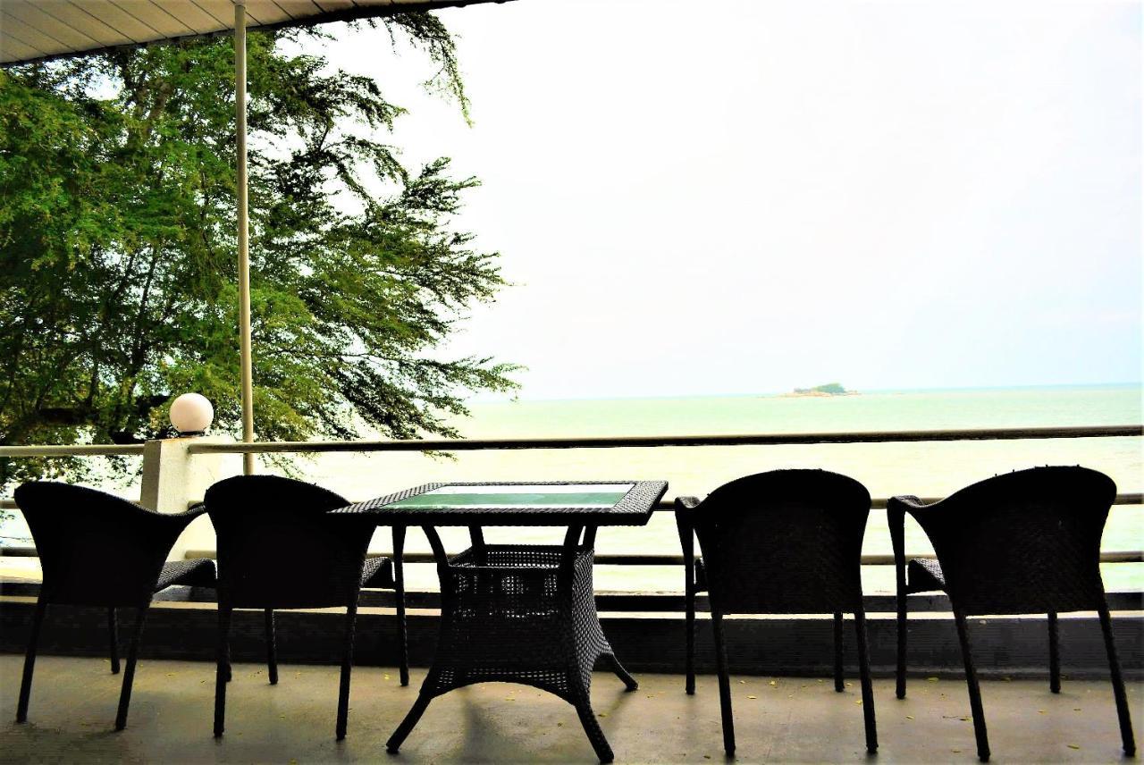 G&T'S Beach Front Villa Танджунг Бунга Екстериор снимка