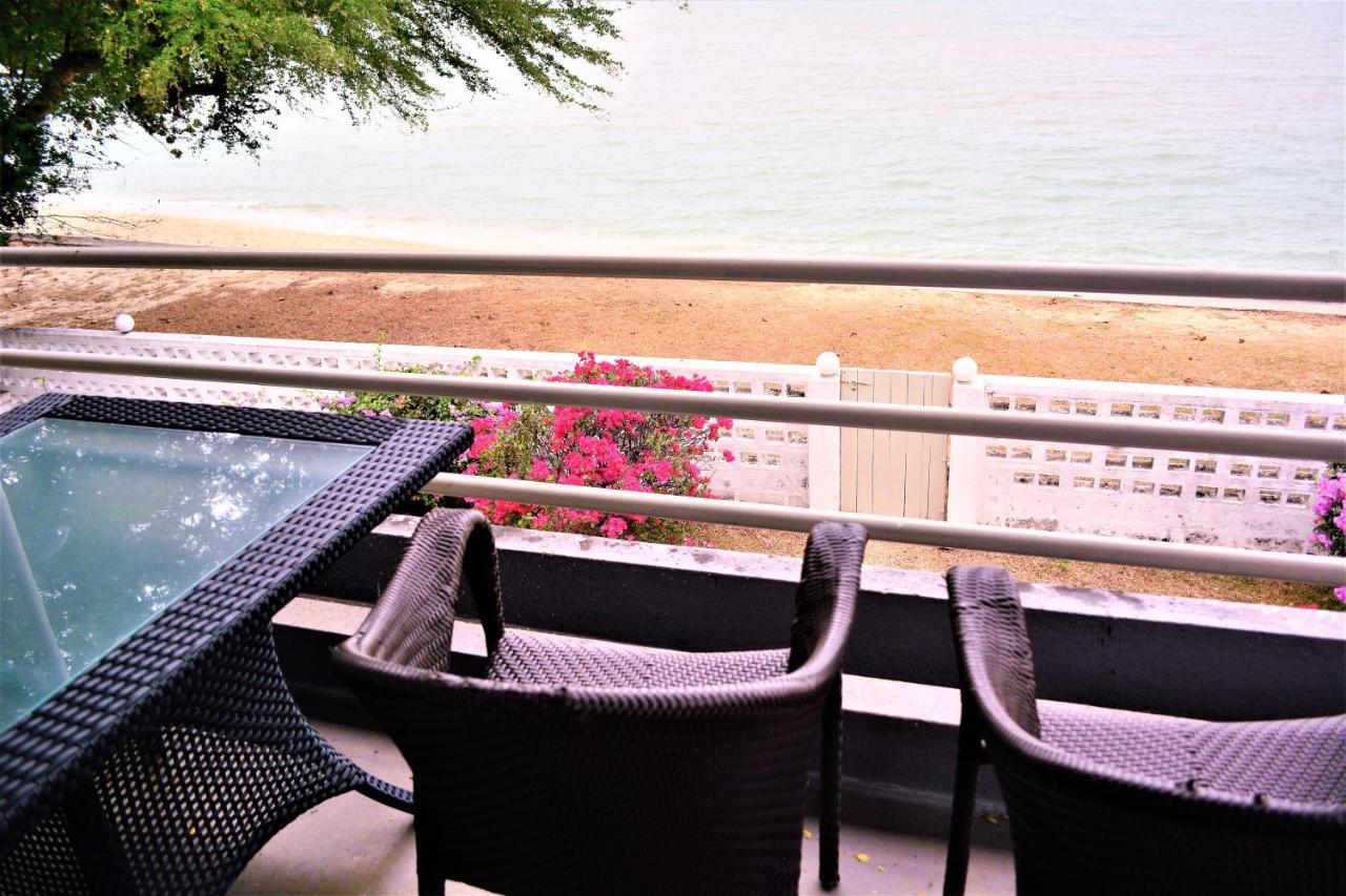G&T'S Beach Front Villa Танджунг Бунга Екстериор снимка