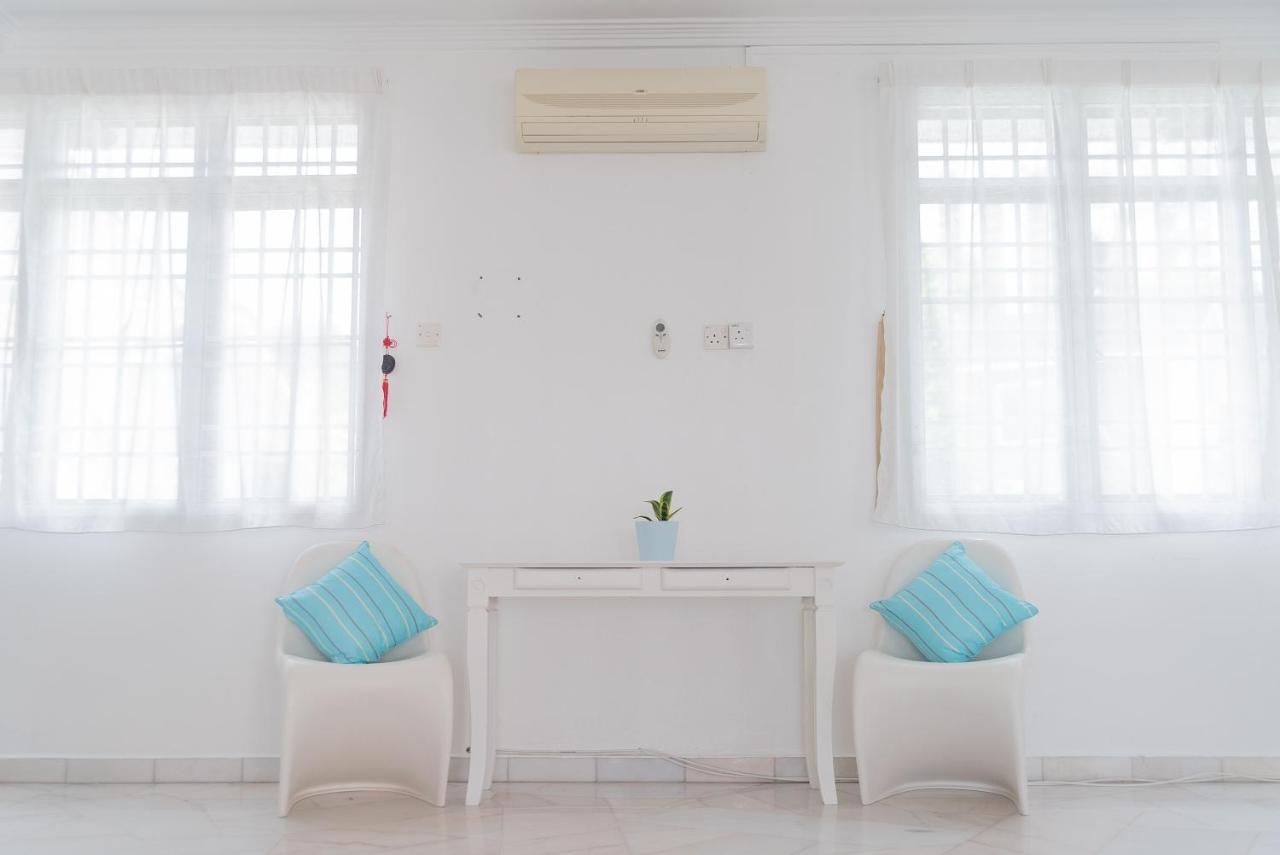 G&T'S Beach Front Villa Танджунг Бунга Екстериор снимка