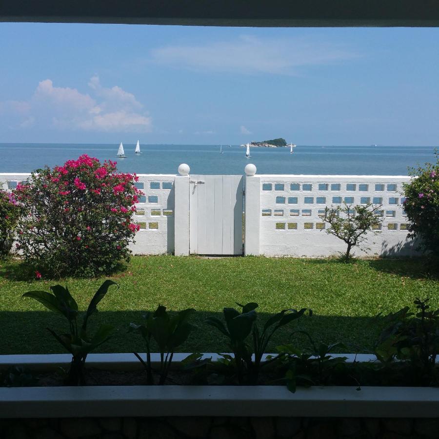 G&T'S Beach Front Villa Танджунг Бунга Екстериор снимка