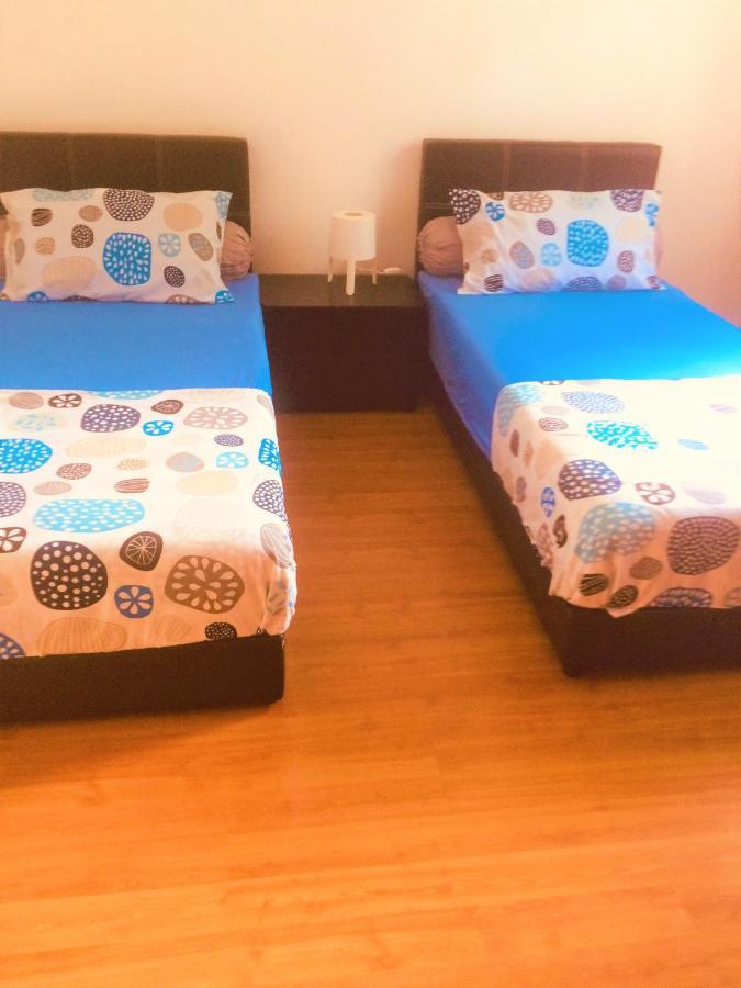 G&T'S Beach Front Villa Танджунг Бунга Екстериор снимка