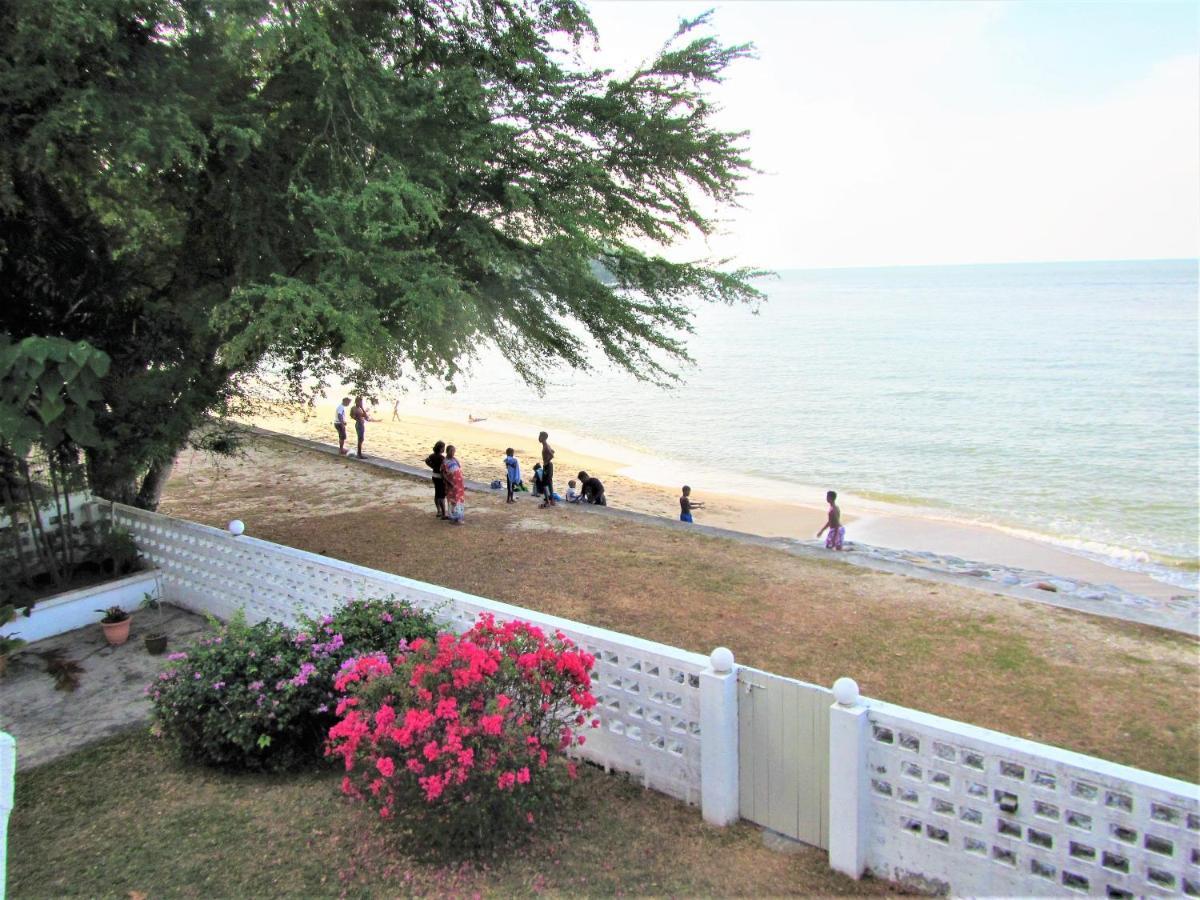G&T'S Beach Front Villa Танджунг Бунга Екстериор снимка